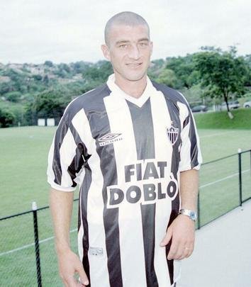 O zagueiro Carlos Gutirrez atuou no Atltico no ano de 2002. Em 48 partidas disputadas, no marcou nenhum gol.