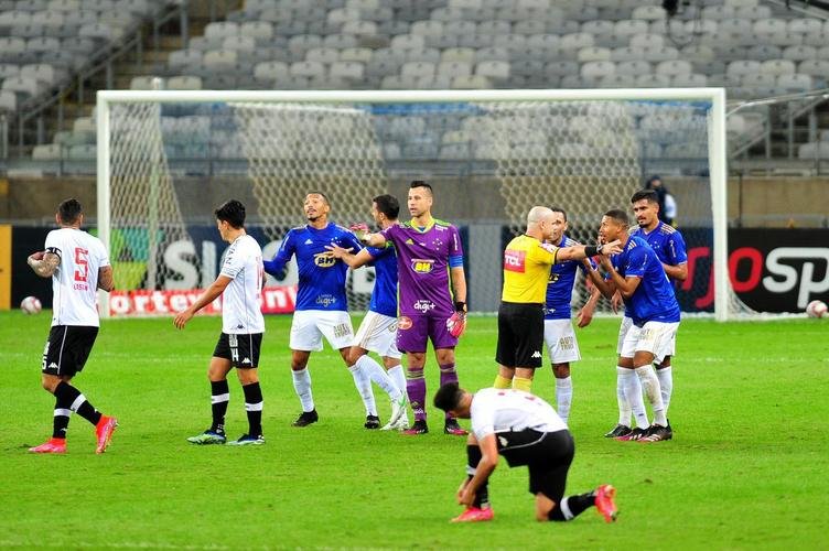 Pictures of the match Cruzeiro and Vasco in Mounir