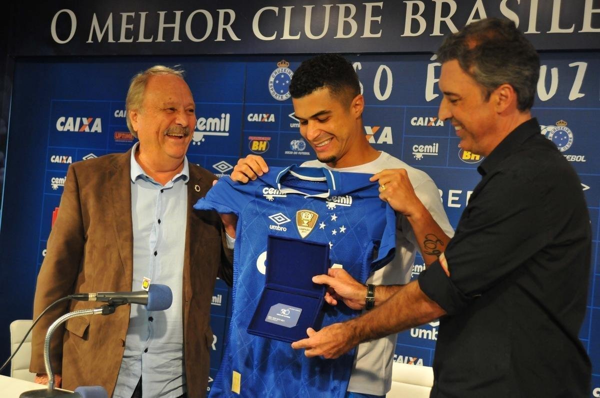 Cruzeiro apresentou o lateral-esquerdo Egdio como novo reforo para a temporada 2018
