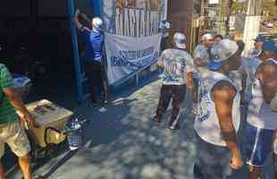 Fotos do protesto da torcida organizada Mfia Azul em frente  sede administrativa do Cruzeiro