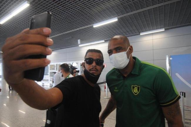 Amrica desembarca em Confins depois de classificao  fase de grupos da Copa Libertadores, conquistada com vitria nos pnaltis sobre Barcelona, em Guayaquil 