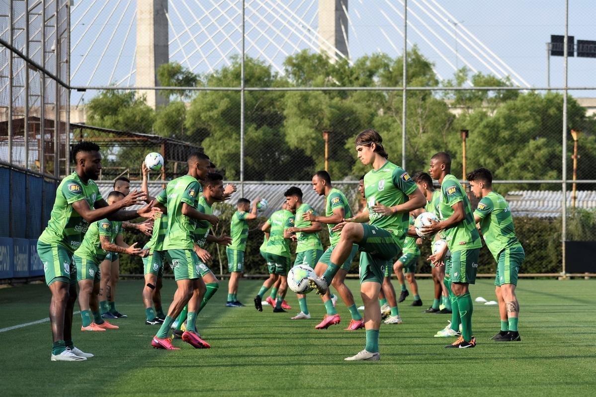 Nesta tera-feira, no CT do Grmio, em Porto Alegre, Lisca comandou atividades leves com bola e concluiu preparao do Amrica para o duelo contra o Internacional, pelas quartas de final da Copa do Brasil. Partida ser realizada nesta quarta-feira, s 21h30, no Beira-Rio.