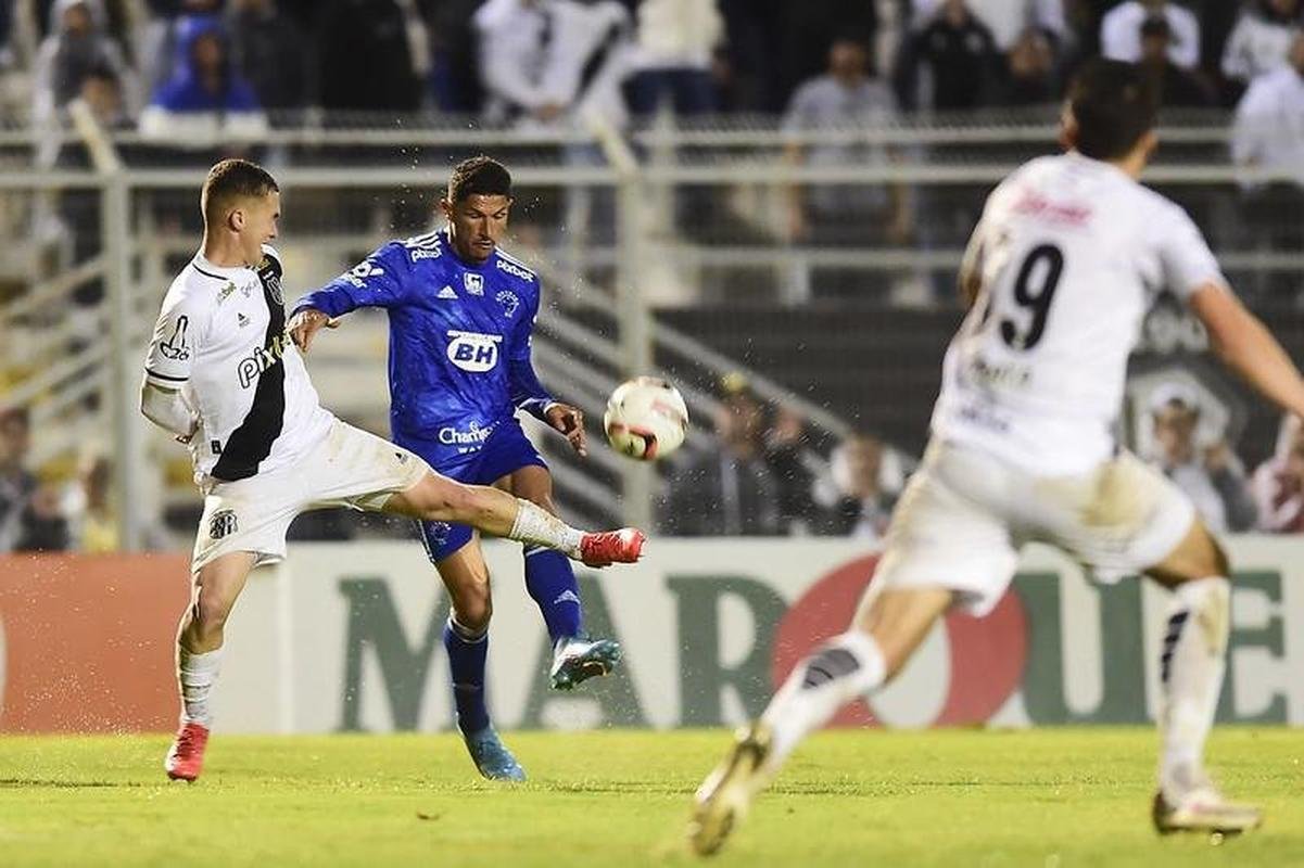 Ponte Preta x Cruzeiro: veja as fotos do jogo no Moiss Lucarelli, em Campinas, pela 32 rodada da Srie B do Campeonato Brasileiro