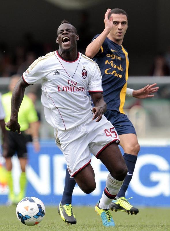 Volante Rmulo em jogo pelo Verona, da Itlia