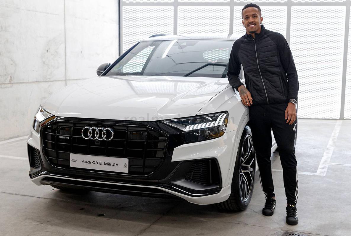 Jogadores do Real Madrid receberam, nesta segunda-feira, carros de presente de uma montadora alem; veja as mquinas!