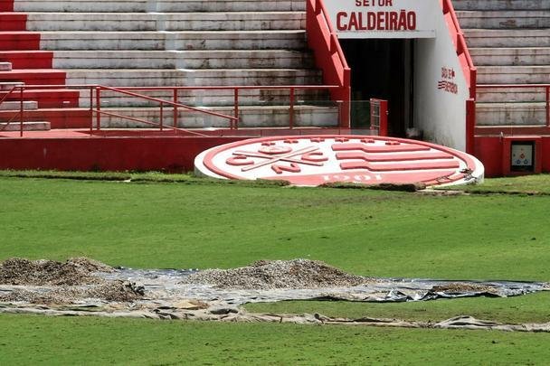 Funcionários do clube trabalham para recuperar o gramado após as fortes chuvas que caíram no Recife