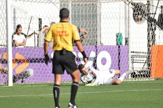 Victor defende p�nalti de Alan Patrick logo no come�o da partida no Independ�ncia