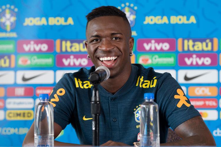 Vinícius Júnior, atacante do Real Madrid, abreviava apenas o segundo nome, até o fim da última temporada. Para 2020/2021, ele optou por 'Vini Jr', ao invés de 'Vinicius Jr'. A mudança veio acompanhada com a numeração de sua camisa, que voltou a ser a 20, usada pelo jogador em sua época de Flamengo.