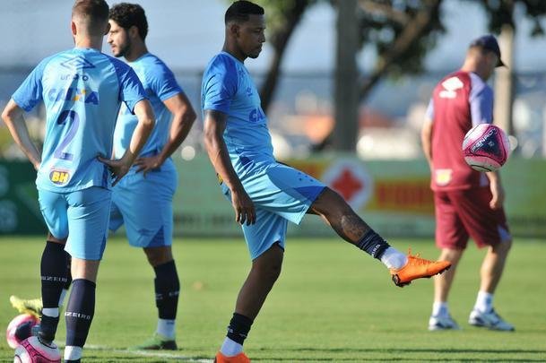 Jogadores do Cruzeiro durante treino desta sexta-feira na Toca da Raposa II