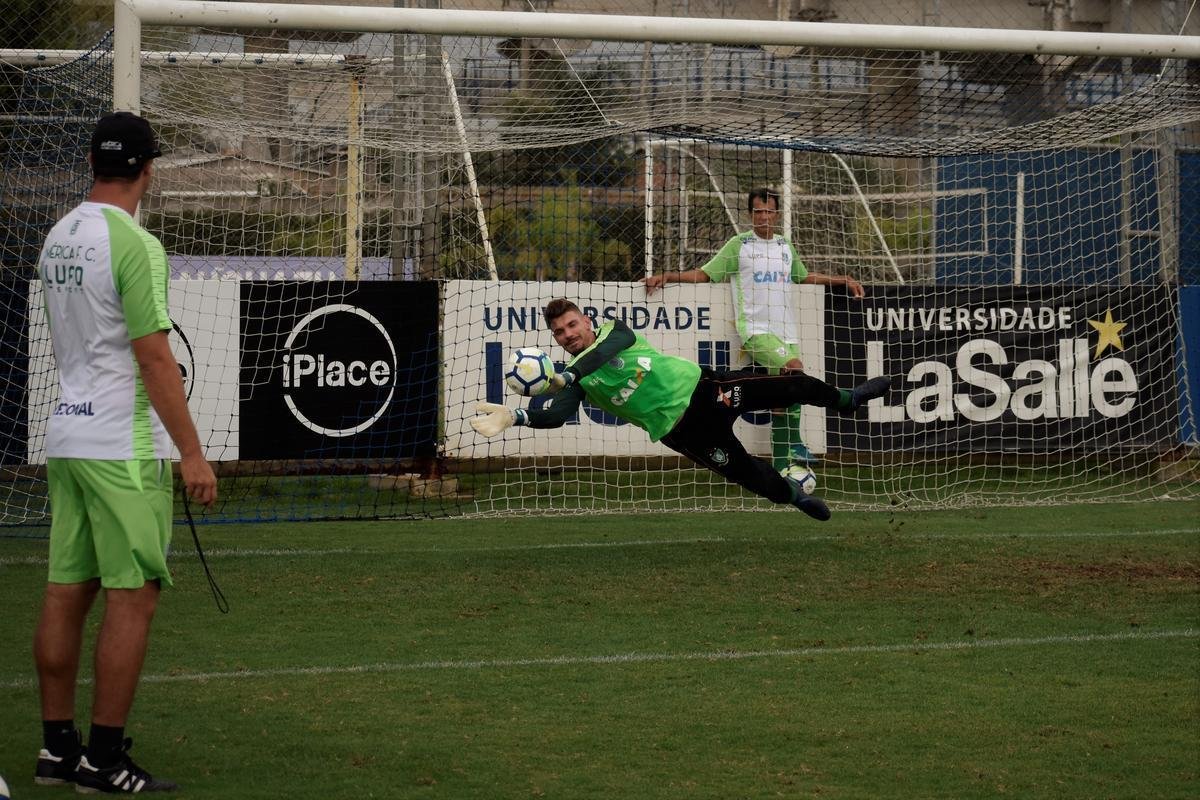 Treino do Amrica no CT do Grmio, em Porto Alegre, antes de 'deciso' contra o Inter pelo Brasileiro