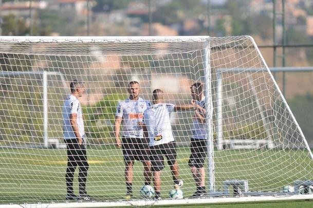 Tarde na Cidade do Galo teve entrevista de Di Santo, pronunciamento de Rui Costa e treino