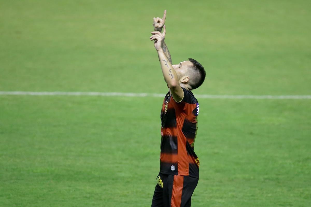 Sport estreou com clássico regional na série A e bateu o Ceará por 3 a 2, com dois gols de Elton e um de Jonatan Gomez, na Ilha do Retiro, sem público.