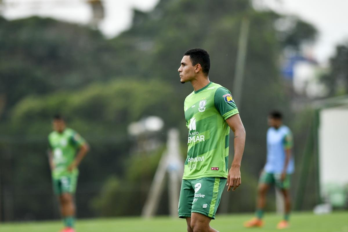 Titulares do Amrica foram poupados do treino com bola no campo, nesta segunda-feira, no CT Lanna Drumond. De qualquer forma, todo o elenco participou de uma palestra com o tcnico Lisca. A novidade do dia foi a volta do zagueiro Eduardo Bauermann s atividades normais. O volante Z Ricardo segue como dvida para enfrentar o Internacional na quarta-feira, em 'deciso' pela Copa do Brasil