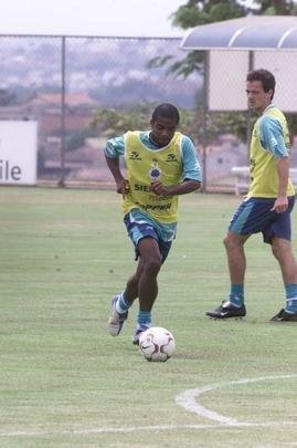 Fernando Diniz, técnico do Fluminense foi contratado pelo Cruzeiro em agosto de 2004. O meia teve uma curta passagem pela equipe celeste, com apenas oito partidas, sem balançar as redes