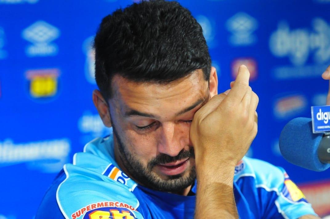 Lateral-direito Edilson se emocionou ao comentar situao vivida na Venezuela