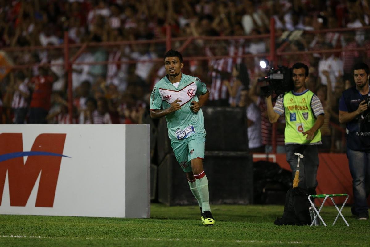 Em 2012, a Penalty ainda lanou uma camisa verde e indita na histria do Nutico