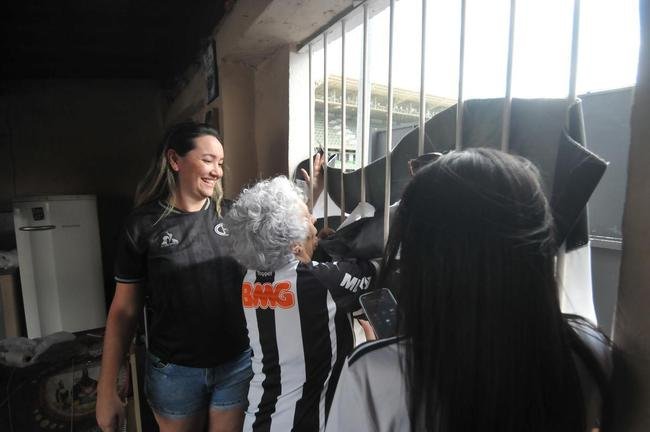 Familiares e amigos acompanham final do Mineiro na casa de dona Myrza Guimares, torcedora do Atltico vizinha do estdio Independncia