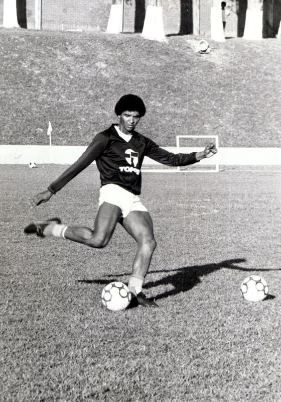 Geraldão saiu do Cruzeiro ainda jovem, aos 18 anos, para jogar pelo Al-Arabi, do Catar, treinado por Procópio Cardoso. Em 1983, voltou à Toca da Raposa, onde aprimorou os potentes chutes de pé direito em cobranças de falta e pênalti. O maior zagueiro-artilheiro celeste, com 30 gols em 170 jogos, também brilhou pelo Porto, de Portugal, entre 1987 e 1992. Somente com um ano e meio de clube, na temporada 1988/1989, é que ele teve a primeira chance de arrematar de longe. Num clássico contra o Sporting, no estádio José Alvalade, em Lisboa, resolveu arriscar quase do meio-campo. E ouviu uma ironia de um colega, António André, quando avisou que iria bater a quase 50 metros de distância: 'ui, tá bom Eusébio, arrisca'. O goleiro Vital não segurou a bola, e o Porto venceu por 2 a 1. Foi o primeiro dos 25 gols de Geraldão pelo Dragão.
