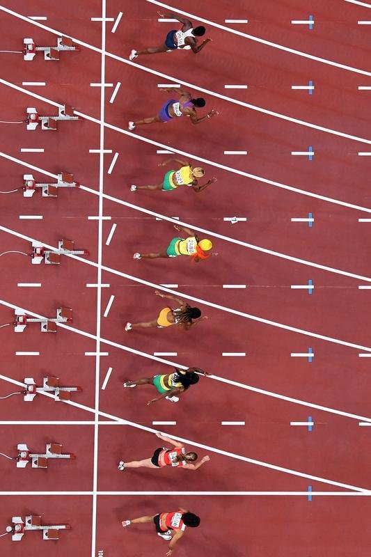 Fotos espetaculares da vitria da jamaicana Elaine Thompson-Herah nos 100m rasos dos Jogos Olmpicos de Tquio com o tempo de 10s61. A velocista quebrou o recorde olmpico e comandou o pdio jamaicano ao lado de Ann Fraser-Pryce, prata, e Shericka Jackson, bronze.