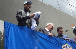 Novo reforo do Cruzeiro, Jlio Baptista foi recepcionado pelo presidente Gilvan de Pinho Tavares e acenou para torcedores da sacada da sede administrativa no Barro Preto