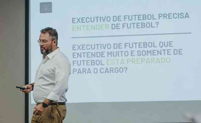 Alexandre Mattos durante palestra recente; executivo est prximo de voltar ao Cruzeiro