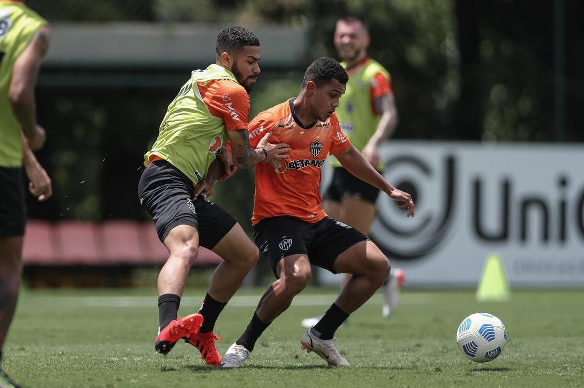 Aps a vitria por 2 a 1 sobre o Cuiab, neste domingo (24), pelo Campeonato Brasileiro, o elenco do Atltico se reapresentou e treinou na tarde desta segunda-feira (25), na Cidade do Galo, em Vespasiano. As atividades visaram o duelo de volta da semifinal da Copa do Brasil, contra o Fortaleza, que ocorrer na quarta-feira (27). Por ter vencido o jogo de ida por 4 a 0, no Mineiro, o Galo tem vaga encaminhada na deciso do principal torneio mata-mata do pas.