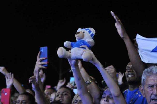 Torcedores do Cruzeiro cantam eufricos durante a Caravana em Conselheiro Lafaiete, com a visita de Ronaldo