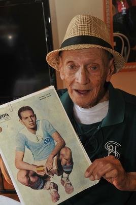 Recortes de jornais, revistas e a prpria memria de Nogueirinha contam parte da histria do Cruzeiro (fotos: Jair Amaral/EM D.A Press)