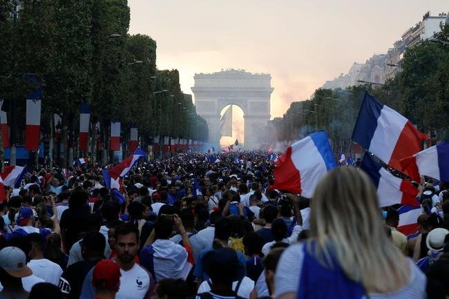 Torcedores franceses tomaram principais pontos tur�sticos e avenidas de Paris para celebrar o bi mundial