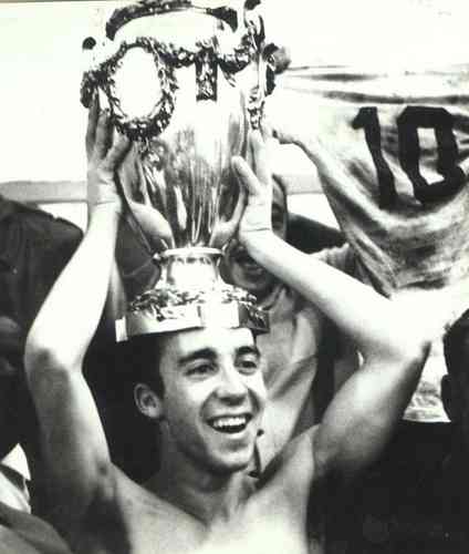 Tostão estreou pelo Cruzeiro aos 16 anos e 2 meses, em 4 de abril de 1963, na vitória por 2 a 1 sobre o Siderúrgica, de Sabará, no estádio Juscelino Kubitschek, que se tornou posteriormente o clube de lazer do Barro Preto. Ele é o maior artilheiro da história da Raposa, com 245 gols em 383 partidas.

