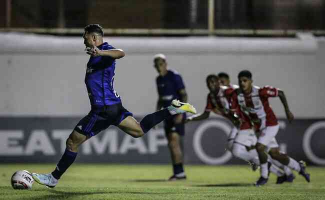 Gilberto foi responsvel por marcar trs dos quatro gols do Cruzeiro sobre o Villa Nova