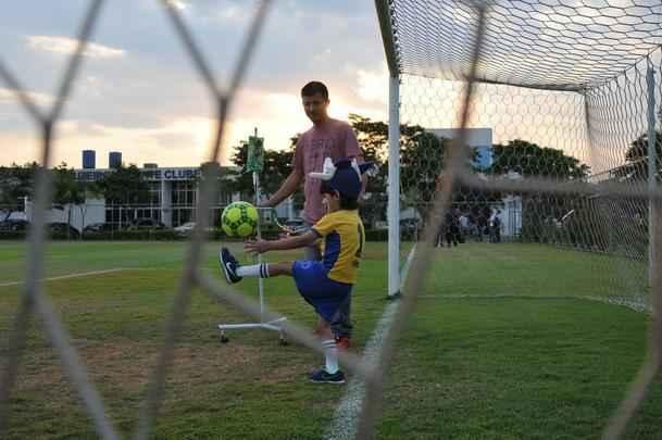 Matheus, que sofre de displasia neuronal no intestino, visitou Toca da Raposa II e recebeu ateno dos cruzeirenses