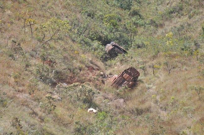 Foto do Mirante do Jatob, em Brumadinho, local onde o volante Henrique, do Cruzeiro, sofreu acidente de carro na sexta-feira (26/6). Carro do jogador  o que est mais ao fundo nesta imagem. (Alexandre Guzanshe / EM DA PRESS)