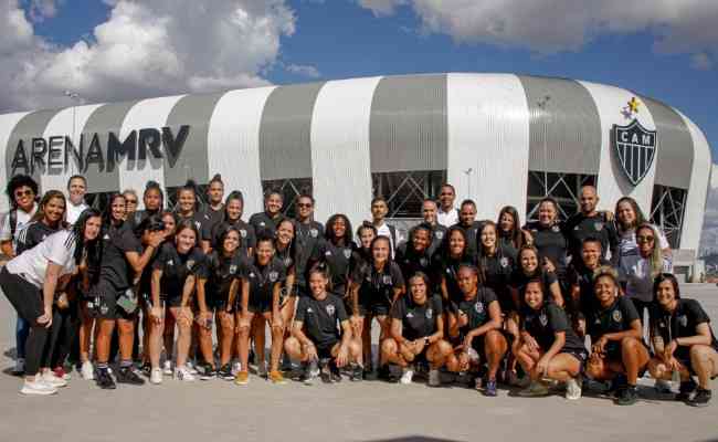 Elenco e comisso tcnica do time feminino do Atltico visitaram a Arena MRV