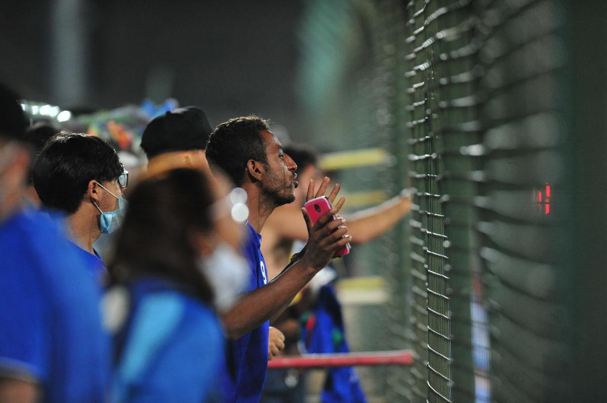 Torcida do Cruzeiro vai da euforia  decepo na Arena do Jacar no empate por 1 a 1 com o Operrio. Time azul saiu na frente, com gol de Claudinho. Depois, Paulo Srgio empatou, de pnalti, para os paranaenses. No fim, o gol da vitria, de Marcelo Moreno, foi anulado pelo VAR.