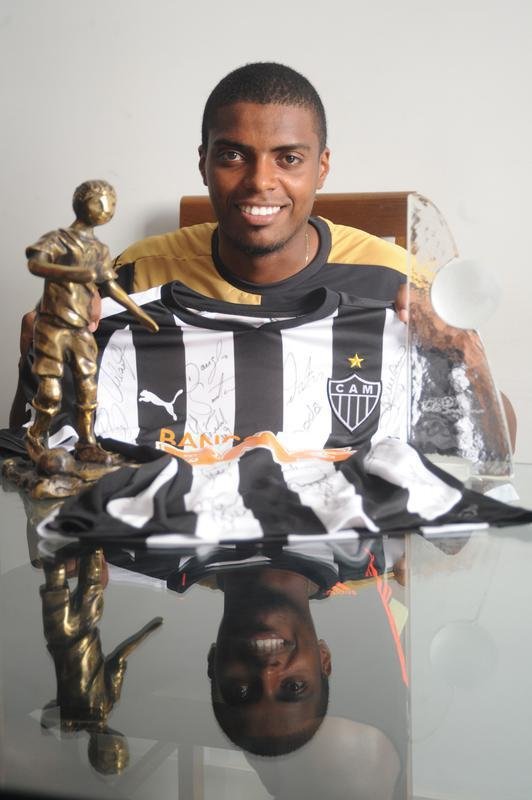 Jemerson - O zagueiro foi promovido ao time principal do Atltico em 2013. No ano seguinte, assumiu a titularidade da equipe. Depois de boas exibies, foi comprado pelo Monaco, da Frana, em janeiro de 2016. O clube francs pagou 11 milhes de euros (cerca de R$ 48 milhes) para comprar Jemerson, que tinha 23 anos. O Galo ficou com 60% do valor. 