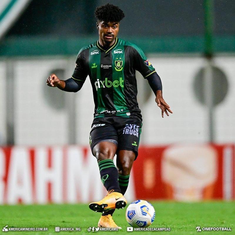 O zagueiro Eduardo Bauermann, titular em praticamente toda a temporada 2021,  outro que seguir novos rumos. Ele tem negociaes avanadas com o Santos e j se despediu do Amrica