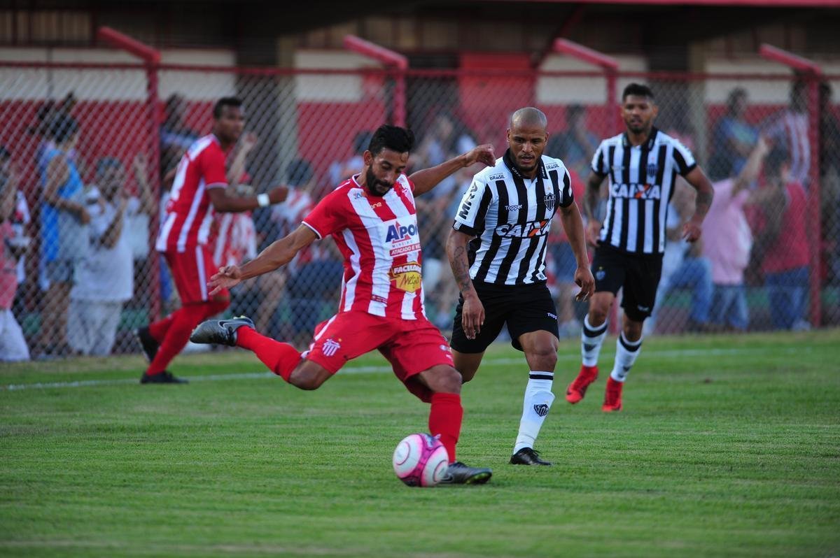 Villa Nova e Atltico se enfrentaram nesta quinta-feira