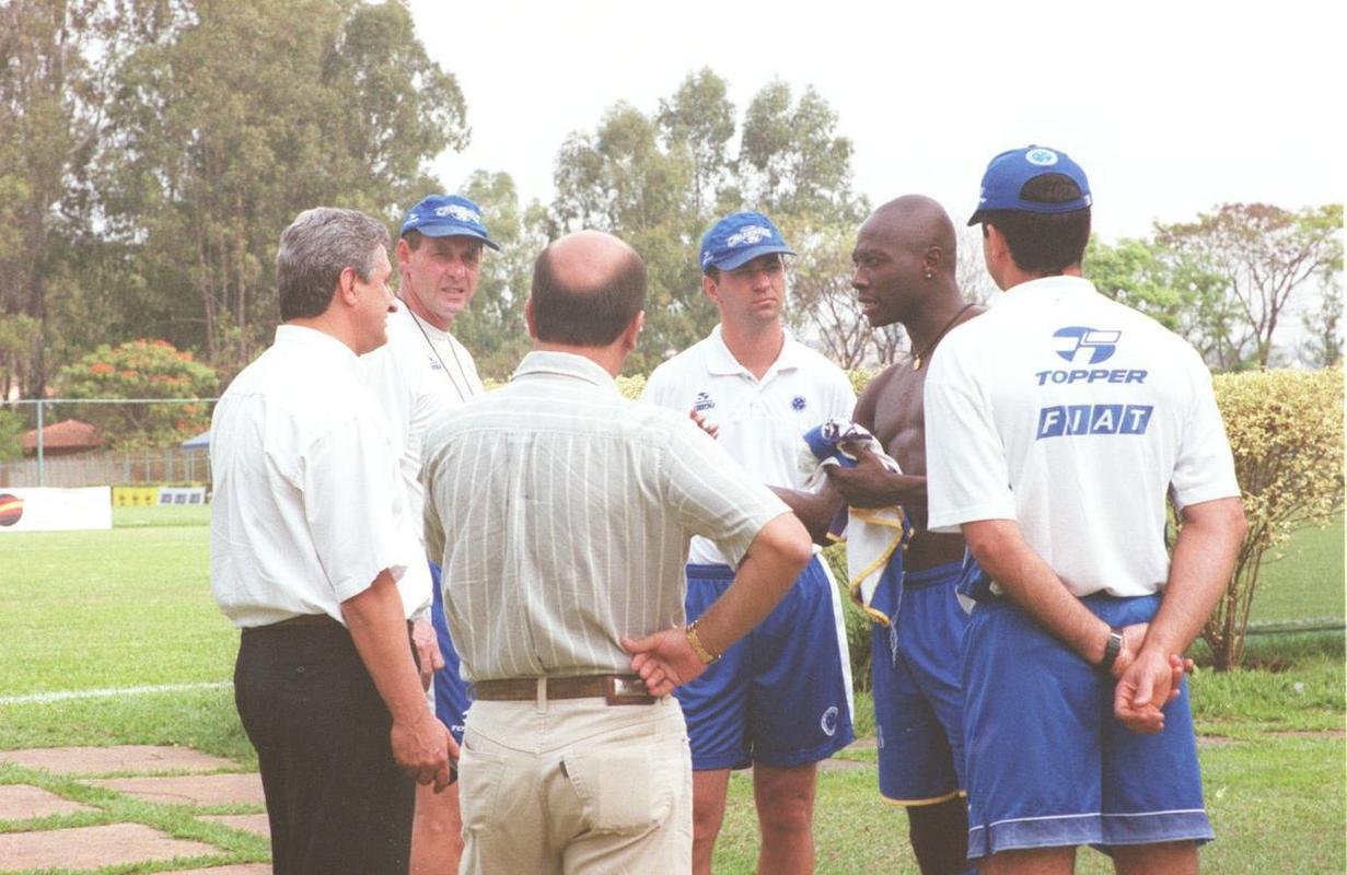 Fotos da passagem do jogador Rincn pelo Cruzeiro, em 2001.  Ele faleceu aos 55 anos nesta quarta-feira (13/4/2022), aps sofrer acidente automobilstico em Cali, na Colmbia, no dia 11.