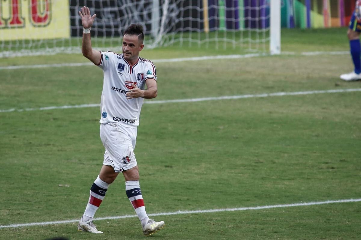Pela última rodada da fase de grupos do Campeonato Pernambucano deste ano, e jogando contra o Sport, Pipico estreou contra o pé direito. Na foto, a comemoração do seu primeiro gol marcado diante do Leão. Desde que chegou ao Santa Cruz, o atacante ainda não havia jogado um Clássico das Multidões.