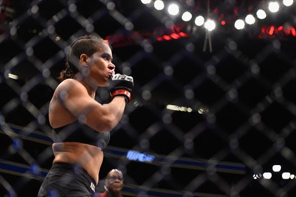 Amanda Nunes (luvas vermelhas) venceu Ronda Rousey por nocaute tcnico em 48 segundos e manteve o cinturo dos galos