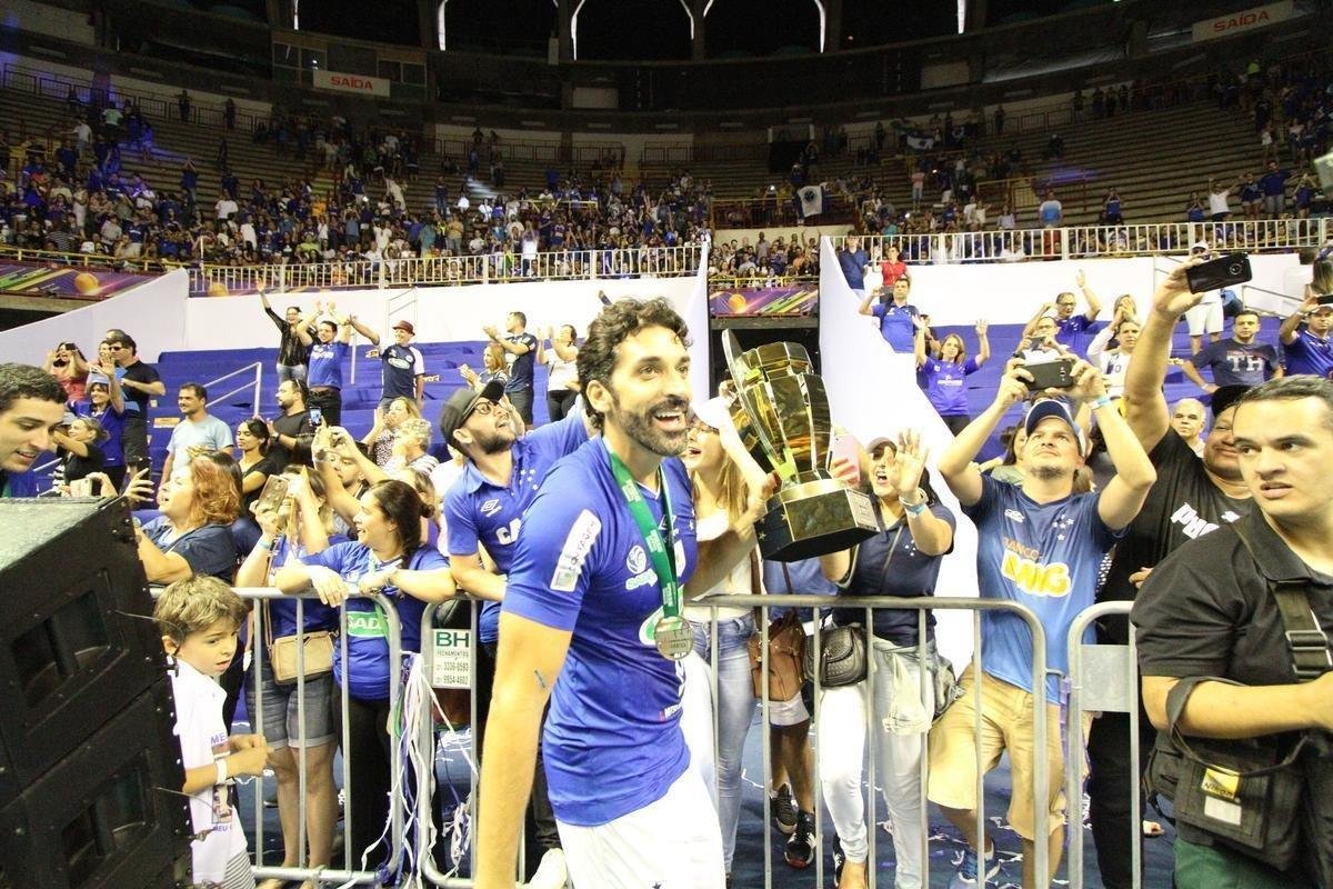 Depois da vitria sobre o Sesi, jogadores do Cruzeiro fizeram grande festa no Mineirinho, em BH