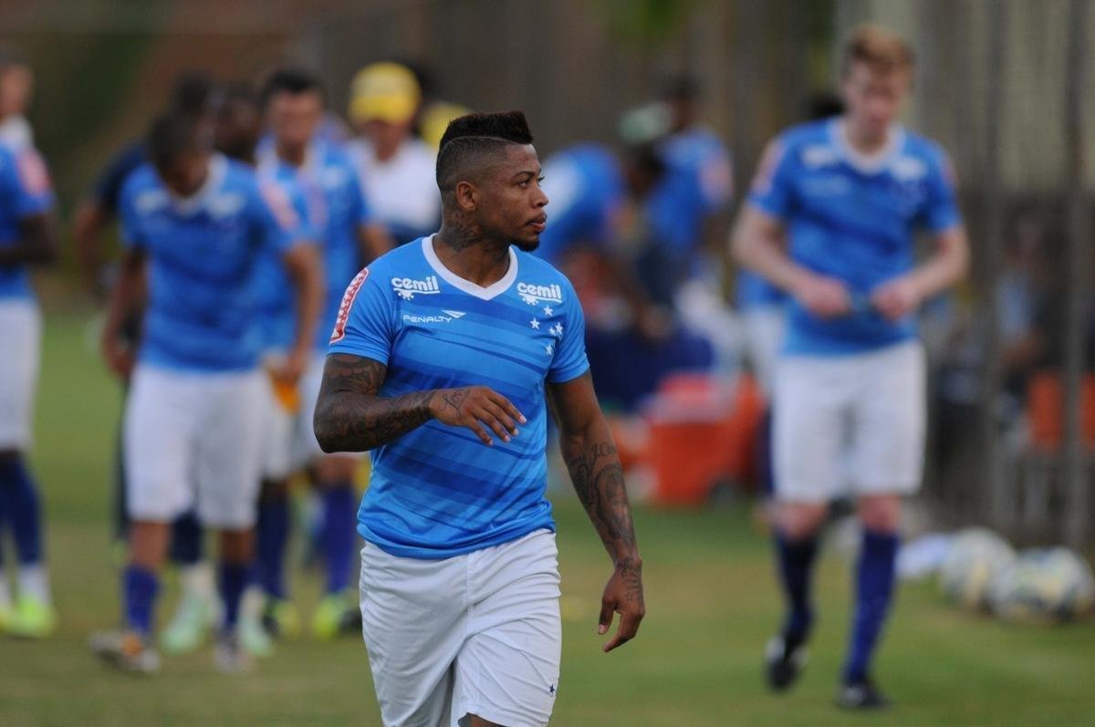 Marinho (atacante) - Comprado por R$ 1,5 milho ao Cear, o veloz e habilidoso meia-atacante marcou em sua estreia pelo Cruzeiro, na vitria por 2 a 0 sobre o Atltico-PR, pela 11 rodada do Campeonato Brasileiro de 2015. Fez apenas nove jogos com a camisa celeste at ficar fora dos planos. Em 2016, o jogador acertou com o Vitria, pelo qual marcou 21 gols em 43 partidas. J em 2017, o chins Chanchung Yatai o comprou por 5 milhes de euros.