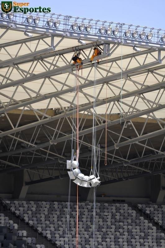 06/12/2012 - Instalao dos refletores. Reforma entra na parte dos detalhes, do acabamento final.