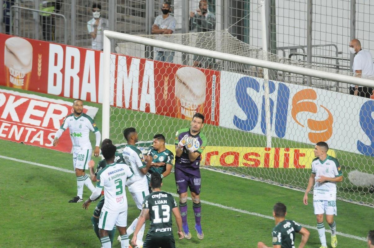 Na etapa final, Amrica desperdiou pnalti cobrado por Felipe Azevedo, mas conseguiu o empate em golao de Patric