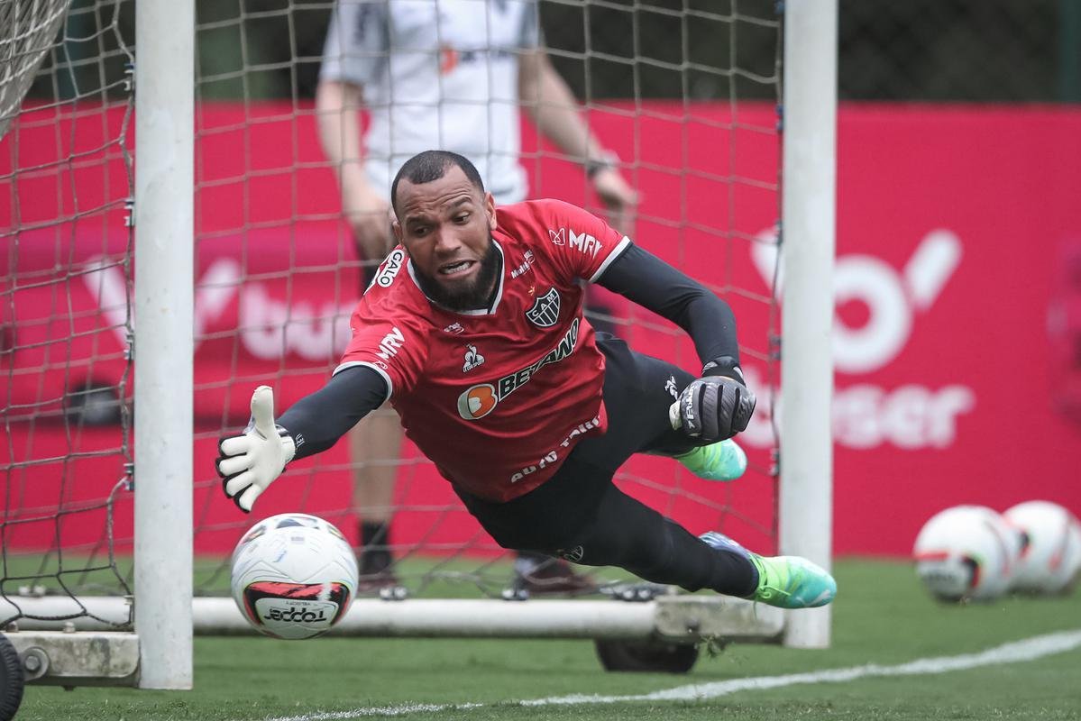 O Atltico realizou, nesta quinta-feira (10), a primeira atividade visando o clssico com o Amrica, vlido pela 5 rodada do Campeonato Mineiro. Com titulares em campo, o time de 'El Turco' Mohamed trabalhou para o confronto que ser disputado s 16h30 do sbado (12), no Estdio Independncia, em Belo Horizonte.