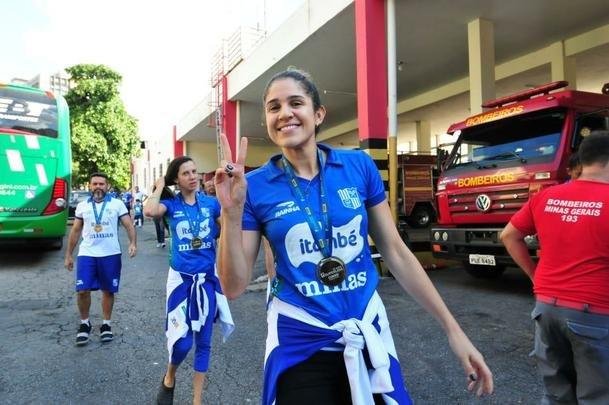 Jogadoras do Minas desfilam em carro do Corpo de Bombeiros pelas ruas de Belo Horizonte e festejam com a torcida a conquista do tricampeonato da Superliga Feminina de Vôlei. Time derrotou Praia Clube por 2 a 0 na série melhor de três da final