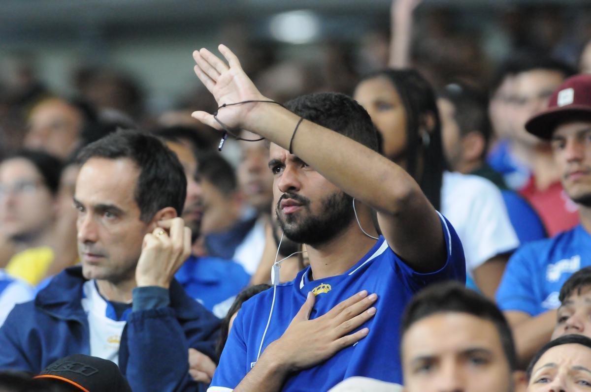 Nos minutos finais, torcida do Cruzeiro parecia no acreditar na derrota para o Internacional