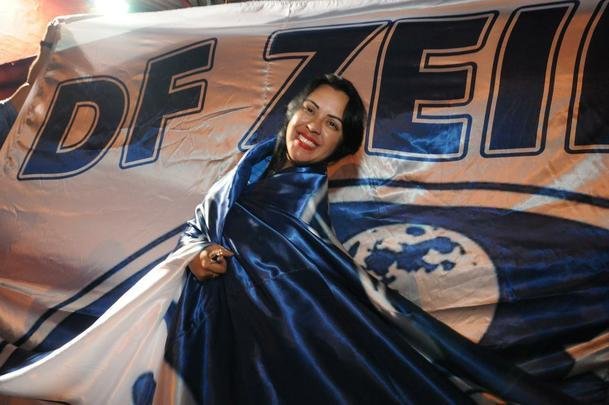 Torcedores do Cruzeiro iniciam viglia de 24 horas para aguardar final da Copa do Brasil, contra o Flamengo, no Mineiro. Esforo pelo sonho do pentacampeonato nacional.