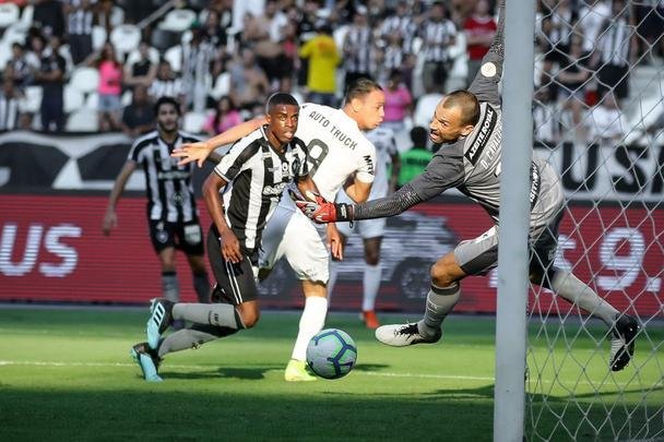 Fotos da vitória do Botafogo sobre o Atlético, por 2 a 1, no Engenhão, pela 18ª rodada do Brasileiro